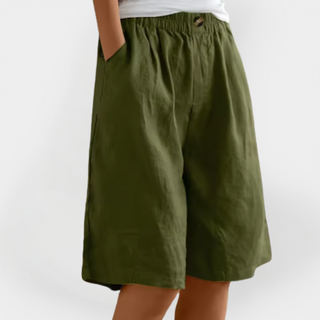 Short en lin vert, taille élastique, poches latérales, bouton discret sur le devant.