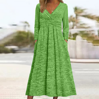 Robe mi-longue verte à manches longues, encolure V et drapé croisé au ventre.