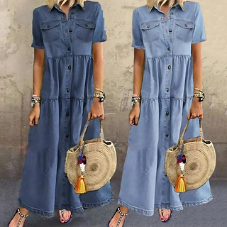 Robe en denim bleu clair boutonnée, manches courtes, poches poitrine, jupe volantée