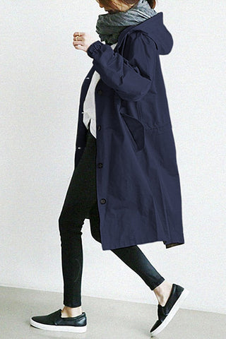 Manteau imperméable long à capuche, bleu marine, boutons noirs au devant
