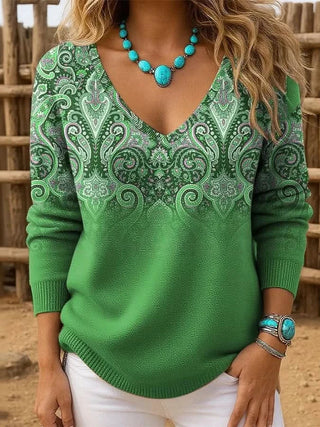 Pull en maille vert, encolure V et motif cachemire sur la partie supérieure.