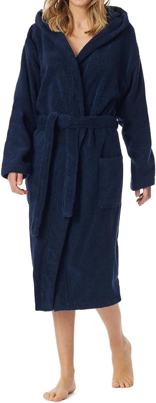 Peignoir éponge bleu marine mi-long à capuche, ceinture à nouer et grandes poches.