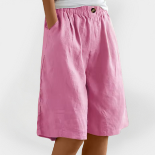 Short en lin rose, taille élastique, poches latérales, bouton métal en haut.