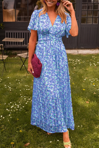 Robe maxi Ava™ bleue à motif, décolleté en V, manches courtes bouffantes, taille froncée.
