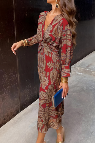 Robe midi rouge, nœud torsadé au devant, motif floral doré, manches longues.