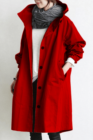 Manteau imperméable long à capuche, rouge, boutons noirs sur le devant