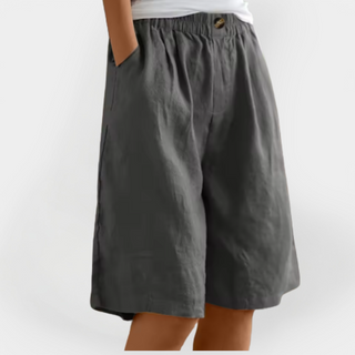 Short en lin gris, taille élastique, poches latérales, bouton sur la ceinture.