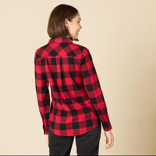 Dos d’une chemise rouge et noire à carreaux, avec plis sous l’empiècement