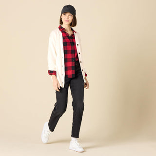 Chemise rouge et noire à carreaux portée sous un gilet clair
