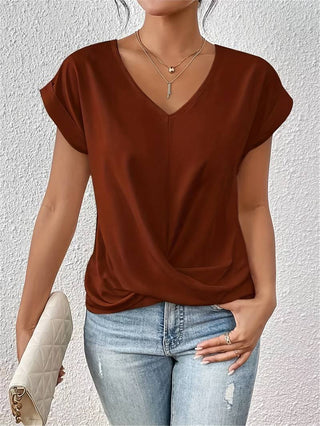 Blouse fluide col V rouge brique à manches courtes, drapée et nouée devant