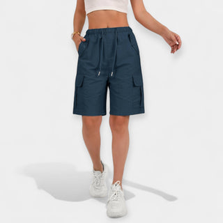 Shorts cargo femme bleu profond avec ceinture élastique et poches cargo latérales
