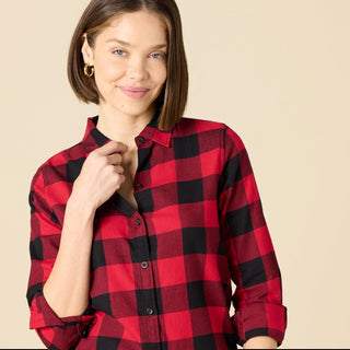 Chemise rouge et noire à carreaux, col ouvert et manches retroussées
