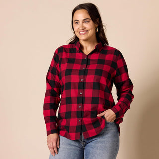 Chemise à carreaux rouges et noirs, boutonnée, portée avec les manches longues