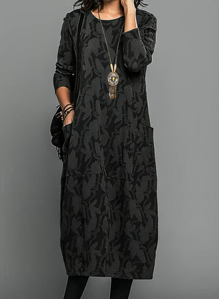 Robe midi manches longues noire à motif feuilles, coupe droite