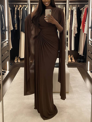 Robe maxi marron à taille drapée, manches cape amples, coupe longue près du corps.