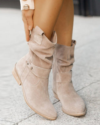 Bottes en suède beige à tige plissée et bride décorative, talon en bois