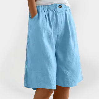 Short en lin bleu clair, taille élastique, poches latérales, bouton sur le devant.