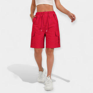 Shorts cargo femme rouge avec ceinture élastique et poches cargo latérales