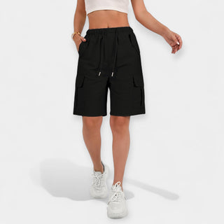 Shorts cargo femme noir avec ceinture élastique et poches cargo sur le côté