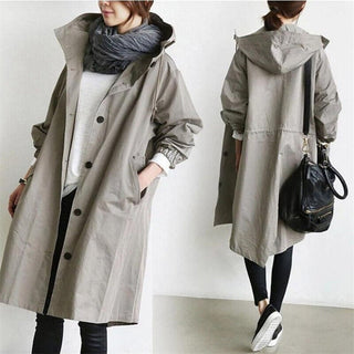 Manteau imperméable long à capuche, beige clair, boutons sombres au devant