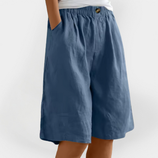 Short en lin bleu, taille élastique, poches latérales, bouton au haut du devant.