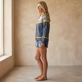 Cardigan rayé bleu à boutons, vue de côté, rayures contrastées et motifs multicolores