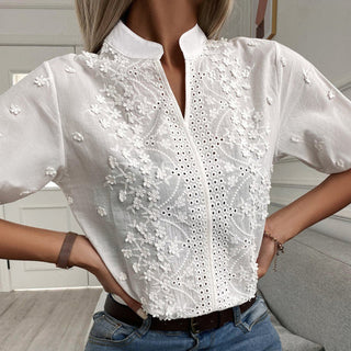 Chemisier en dentelle blanc à manches courtes bouffantes, fermeture boutonnée