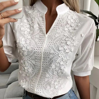 Chemisier en dentelle blanc à motif floral brodé, patte de boutonnage centrale