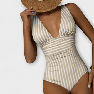 Maillot de bain une pièce à rayures verticales beige, décolleté V plongeant.