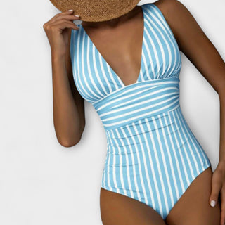 Maillot de bain une pièce bleu clair à rayures, décolleté V plongeant.