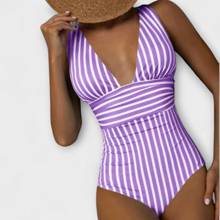 Maillot de bain une pièce rayé violet, décolleté V plongeant et bretelles larges.