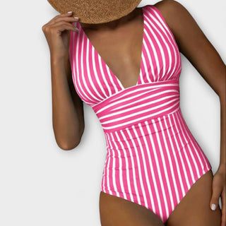 Maillot de bain une pièce rayé rose fuchsia, décolleté V plongeant et manches échancrées.