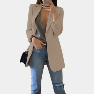 Veste blazer femme kaki, col tailleur, manches longues, poches plaquées et fente.