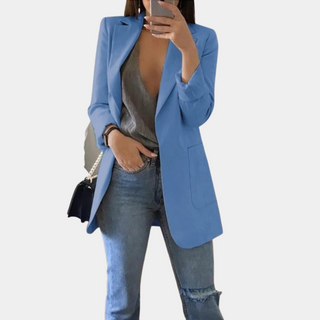 Veste blazer femme bleue, col tailleur, manches longues, poches plaquées et fente.
