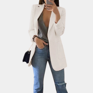 Veste blazer femme blanche, col tailleur, manches longues, poches plaquées et fente.