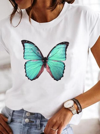 T-shirt blanc à manches courtes avec grand papillon turquoise aux ailes noires.
