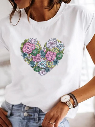 T-shirt blanc à manches courtes avec cœur composé de roses et fleurs multicolores.