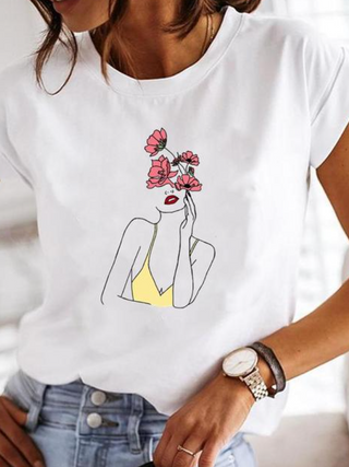 T-shirt blanc à manches courtes avec dessin d’une femme tenant un bouquet de fleurs roses.