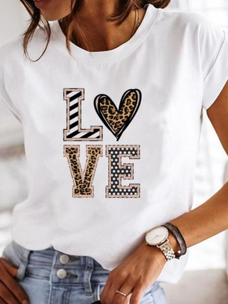 T-shirt blanc à manches courtes avec motif « LOVE » et cœur noir à motif léopard.