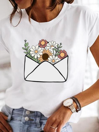 T-shirt blanc à manches courtes avec enveloppe ouverte et bouquet de fleurs colorées.