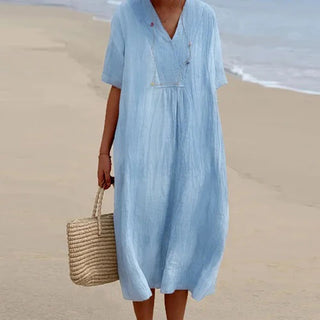 Robe bohème ample bleu clair, col en V, manches courtes, taille froncée.