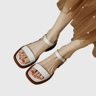 Sandales orthopédiques en cuir claires avec brides blanches et semelle sombre