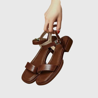 Sandales orthopédiques en cuir marron, brides croisées et boucle métallique