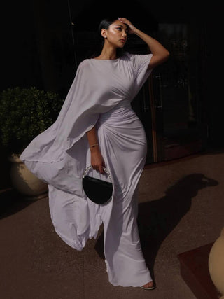 Robe maxi gris clair à taille drapée, manches cape légères, encolure ronde, longue.