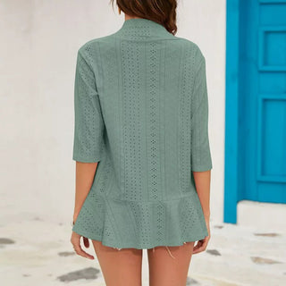Gilet ajouré vert foncé pour femme, vue dos, col ouvert, manches trois-quarts et base évasée.