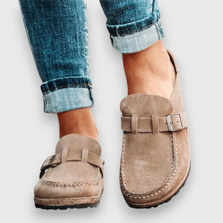 Sandales confortables Faybia™ en daim beige, bride réglable à boucle, couture visible.