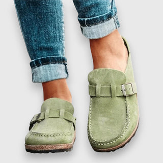 Sandales confortables Faybia™ en daim vert olive, bride à boucle et semelle épaisse.