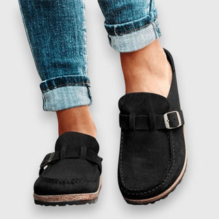 Sandales confortables Faybia™ en daim noir, bride à boucle avec semelle épaisse.