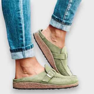 Sandales confortables Faybia™ en daim vert olive, bride réglable à boucle, bout couvert.