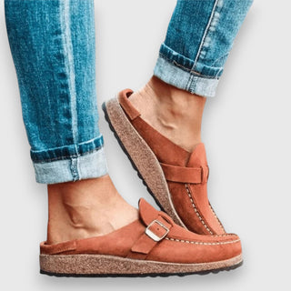Sandales confortables Faybia™ en daim orange, bride à boucle et semelle épaisse texturée.